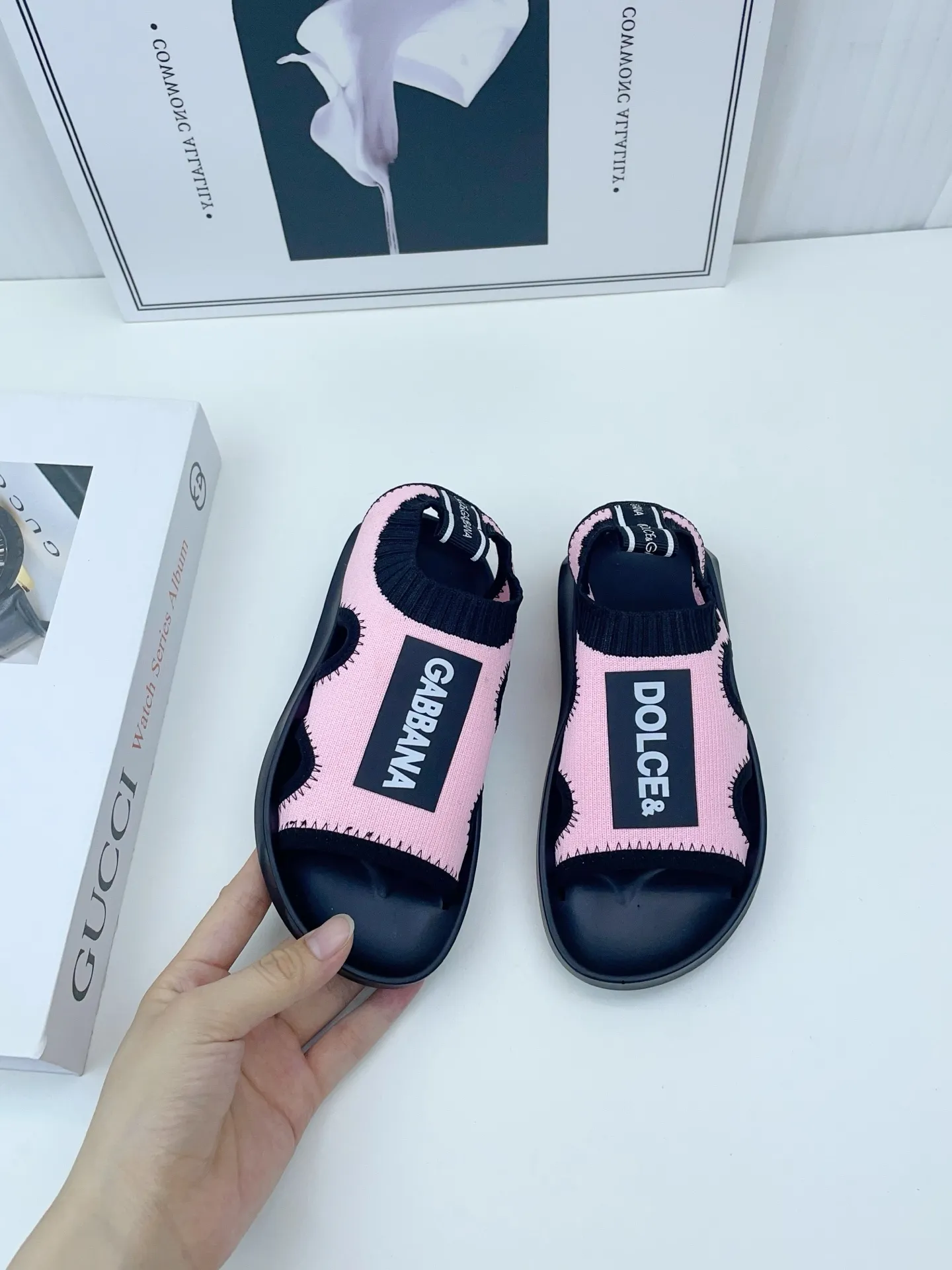 絶対見逃さないで ニット素材 ロゴ入り オープントゥ キッズ サンダル