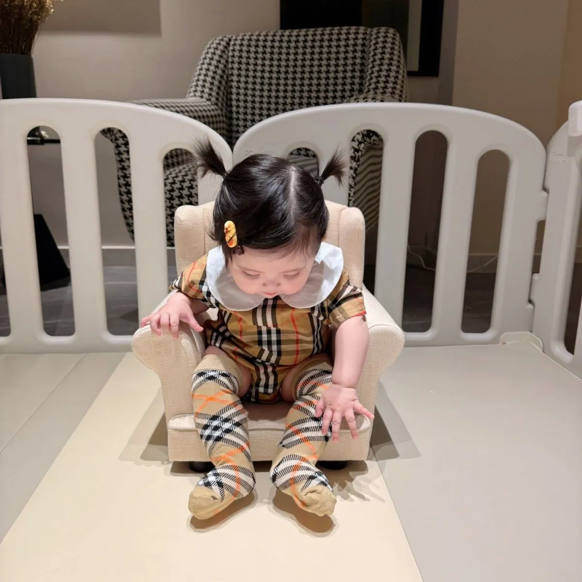 【80-100cm】絶対見逃さないで 品質満点 お出かけに チェック柄 丸襟 ベビー ロンパース